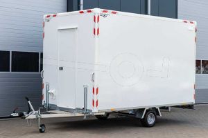 Blyss schaftwagen Comfort, met inrichting, voorzien van elektra, 370x210x230cm (lxbxh). Enkelas geremd. Bruto 1300kg (460kg netto).