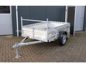 Aanhangwagen VDM, Lxb 258x150cm. Bruto 750kg bruto (570kg netto). Laadvloerhoogte circa 54cm. Aluminium borden. Banden 13". Enkelas ongeremd
