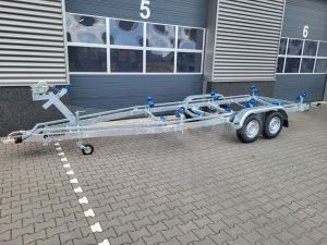 Vlemmix boottrailer, 700x220cm (lxb), bruto 3000kg (netto 2450kg), tandemas geremd.