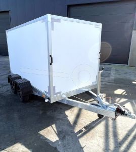 VDM gesloten aanhangwagen (lxbxh) 300x150x150cm,  Bruto 2700kg (2093kg netto), Witte PPL panelen, 2 achterdeuren, Vloerhoogte ca.55cm, Tandemas geremd, Banden 13"