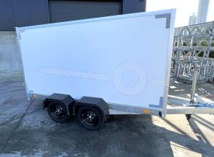 VDM gesloten aanhangwagen (lxbxh) 258x150x150cm, Bruto 2000kg (1546kg netto), Witte PPL panelen, 2 achterdeuren, Vloerhoogte ca.55cm, Tandemas geremd, Banden 13"