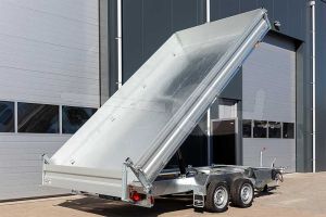 Kipper Humbaur HTK 3500.41 tandemas achteraanzicht met gekiepte laadbak