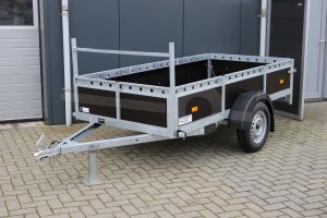 Aanhangwagen VDM, Lxb 220x130cm. Bruto 750kg bruto (575kg netto). Laadvloerhoogte circa 54cm. Bruin betonplex borden. Banden 13". Enkelas ongeremd