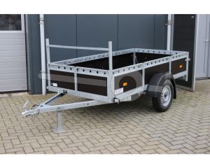 VDM aanhangwagen, Lxb 300x130cm. Bruto 750kg bruto (550kg netto). Laadvloerhoogte circa 54cm. Bruin betonplex borden. Banden 13". Enkelas ongeremd