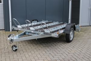 Martz motortrailer voor 3 motoren, Dichte laadvloer, Lxb 205x155cm, Bruto 750kg bruto (564kg netto), Drie rijgoten met &eacute;&eacute;n oprijplaat, Banden 155/70R13, Enkelas ongeremd