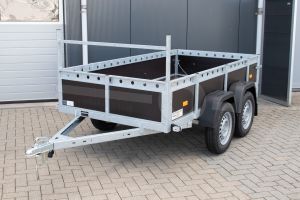 VDM aanhangwagen, Lxb 258x150cm. Bruto 750kg bruto (550kg netto). Laadvloerhoogte circa 54cm. Bruin betonplex borden met railing en voorrek. Banden 13". Tandemas ongeremd