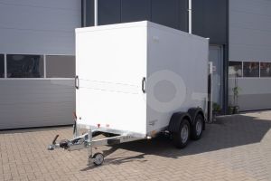 Gesloten aanhangwagen Blyss (lxbxh) 305x150x180cm, model FR2030/180HTL, Bruto 2000kg (1350kg netto), Witte Sandwich panelen, 2 achterdeuren, Vloerhoogte 50cm, Tandemas geremd, Banden 165R13C