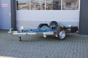 Motortrailer Blyss 165, kantelbaar voor 1 motor, totale afmeting 331x165cm, Bruto 600kg (netto 415kg), Gesloten laadvloer met rijgoot voorzien van oprijklep, Enkelas ongeremd, Banden 155/80R13