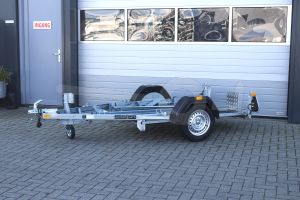 Motortrailer Blyss 150, kantelbaar voor 1 motor, totale afmeting 331x165cm, Bruto 500kg (netto 322kg), Gesloten laadvloer met rijgoot voorzien van oprijklep, Enkelas ongeremd, Banden 155/80R13