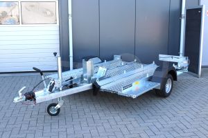 Motortrailer Martz geschikt voor 3 motoren, Dichte alu laadvloer, Lxb 230x155,5cm, Enkelas geremd, Bruto 1300kg bruto (1055kg netto), Voorzien van 1 motorsteun en oprijplaat, Banden 195/55R10