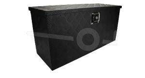 Zwarte aluminium materiaalkist, 840x310x400mm, voorzien van een lang pianoscharnier en afgewerkt met een rubberen stootrand en slot.