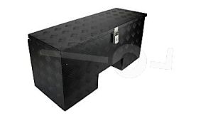 Zwarte aluminium materiaalkist, 900x340x410mm, voorzien een lang pianoscharnier en afgewerkt met een rubberen stootrand en slot.