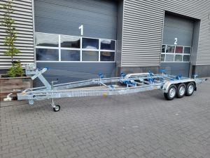 Vlemmix boottrailer, 840x255cm (lxb), bruto 3500kg (netto 2840kg), tridem (3 assen van 1350kg) geremd.