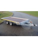 Autoambulance Eduard 406x200cm met dichte laadvloer, 10cm hoge borden, kabellier op liersteun en geprofileerde oprijplaten in cassette onder de laadvloer, laadvloerhoogte 63cm, bruto laadvermogen 2700kg