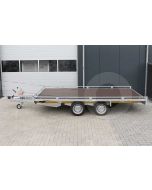 Autoambulance Eduard 406x200cm met dichte laadvloer, 10cm railing, kabellier op liersteun en geprofileerde oprijplaten in cassette onder de laadvloer, laadvloerhoogte 63cm, bruto laadvermogen 2700kg