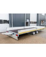 Multitransporter met lier en oprijplaten, merk Eduard. Afmeting 606x200cm met 30cm borden. Laadvloerhoogte 63cm. Bruto laadvermogen 3000kg.