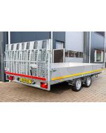 Achteraanzicht kantelbare Eduard machinetransporter met oprijklep 406x200cm bruto laadvermogen 3500kg laadvloerhoogte 63cm elektrische bediening 4020-4-AKB30-350-N-63