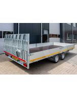 Achterkant kantelbare Eduard machinetransporter 506x220cm 3000kg laadvloerhoogte 56cm elektrische bediening 5022-4-AKB30-300-N-56 met oprijklep over de volle breedte