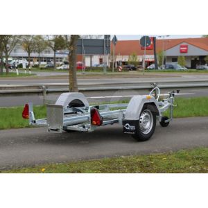 Motortrailer Blyss PSN4, kantelbaar voor 1 motor, totale afmeting 330x159cm, Bruto 400kg (netto 260kg), Open laadvloer met rijgoot voorzien van oprijklep, Enkelas ongeremd, Banden 155/80R13