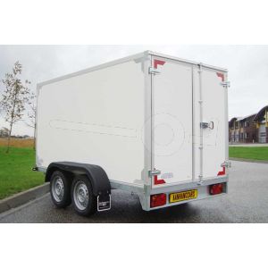 Twins Trailers tandemas gesloten aanhangwagen, afmeting 257x157x150 cm, met twee achterdeuren, bruto laadvermogen 2000kg.