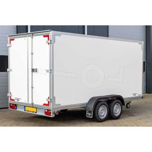 Gesloten aanhangwagen Twins Trailers tandemas met twee achterdeuren, afmeting 407x187x210cm, bruto laadvermogen 2000kg.