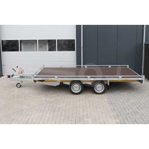 Autoambulance Eduard 406x200cm met dichte laadvloer, 10cm railing, kabellier op liersteun en geprofileerde oprijplaten in cassette onder de laadvloer, laadvloerhoogte 63cm, bruto laadvermogen 2700kg