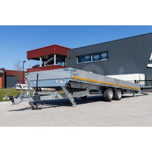 Zijaanzicht multitransporter Eduard 506x220cm bruto totaalgewicht 3000kg laadvloerhoogte 56cm type 5022-4-AOB30-300-J-56 met gekantelde laadbak