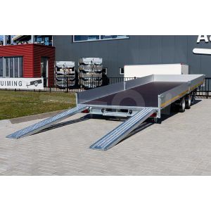 Achteraanzicht Eduard multitransporter 506x220cm bruto totaalgewicht 3500kg laadvloerhoogte 63cm type 5022-4-AOB30-350-J-63 met gekantelde laadbak met opgelegde oprijplaten