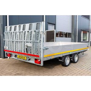 Achteraanzicht kantelbare Eduard machinetransporter met oprijklep 406x200cm bruto laadvermogen 3500kg laadvloerhoogte 63cm elektrische bediening 4020-4-AKB30-350-N-63