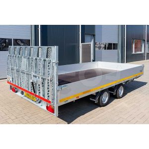 Achterzijde met oprijklep van de Eduard machinetransporter 406x220cm bruto laadvermogen 3000kg laadvloerhoogte 56cm 4022-4-AKB30-300-N-56