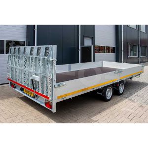 Achterkant kantelbare Eduard machinetransporter 506x220cm 3000kg laadvloerhoogte 56cm elektrische bediening 5022-4-AKB30-300-N-56 met oprijklep over de volle breedte