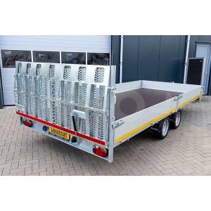 Kantelbare Eduard machinetransporter 606x220cm 3000kg laadvloerhoogte 63cm elektrische bediening 6022-4-AKB30-300-N-63 met 30cm borden en grote oprijklep aan de achterzijde