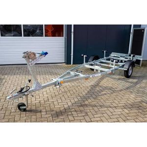 Sportboottrailer Kalf serie 750-55K kantelbaar,  550x170 (lxb), bruto 750kg (550 netto), met glijplanken pakket (ook voor schroefas), banden 13", enkelas