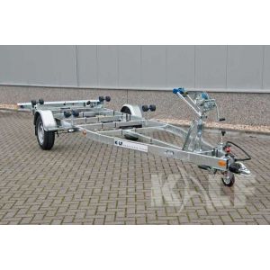 Enkelasser motorboot boottrailer Kalf Basic 1300-57 afmeting 570x190cm met een bruto laadvermogen van 1300kg (950 netto)