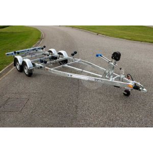 Tandemasser motorboot boottrailer Kalf Basic 2000-62 afmeting 620x210cm met een bruto laadvermogen van 2000kg (1510 netto)