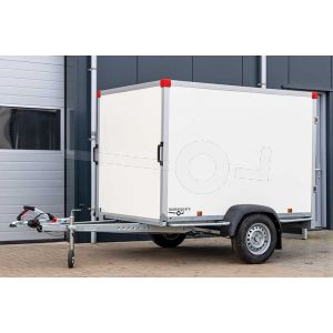 Zijaanzicht van de Power Trailer geremde enkelasser gesloten aanhangwagen 257x157x150 cm met een bruto laadvermogen van 750 kg