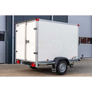 Zijaanzicht van de Power Trailer enkelas gesloten aanhangwagen 257x157x188cm met een bruto laadvermogen van 750kg geremd