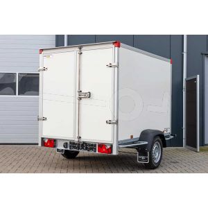 Achterzijde met twee achterdeuren voorzien van containersluiting op de Power Trailer geremde enkelasser gesloten aanhangwagen 257x157x188 cm met een bruto laadvermogen van 1000 kg