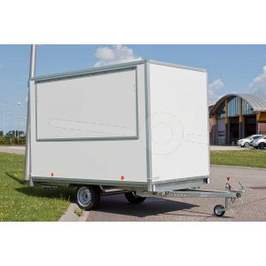 Power Trailer ekleasser casco verkoopwagen met wielen onder de wagen. Afmeting 307x200x220cm (lxbxh). Bruto laadvermogen1350 kg. Opbouw uit wit glad plywood panelen. Grote verkoopklep aan de rechter zijkant.