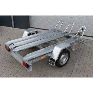 Motortrailer kantelbaar voor 3 motoren, 211x129 (lxb bak), 750kg bruto (581 netto) laadvloerhoogte 53cm, vlakke vloer met Rijgoten, banden 13", enkelas