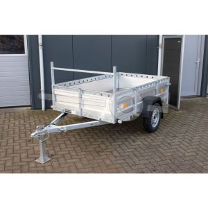 VDM aanhangwagen, Lxb 258x150cm. Bruto 750kg bruto (570kg netto). Laadvloerhoogte circa 54cm. Aluminium borden met railing en voorrek. Banden 13". Enkelas ongeremd