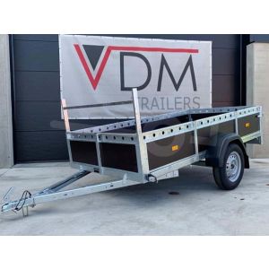 VDM aanhangwagen, Lxb 258x150cm. Bruto 750kg bruto (570kg netto). Laadvloerhoogte circa 54cm. Bruin betonplex borden met railing en voorrek. Banden 13". Enkelas ongeremd
