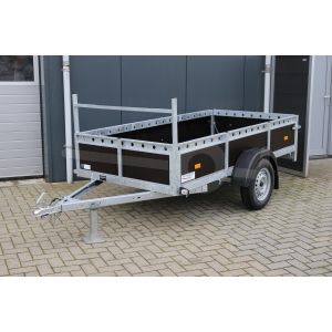 VDM aanhangwagen, Lxb 220x130cm. Bruto 750kg bruto (575kg netto). Laadvloerhoogte circa 54cm. Bruin betonplex borden met railing en voorrek. Banden 13". Enkelas ongeremd