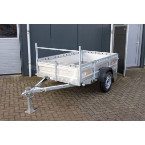 VDM aanhangwagen, Lxb 200x130cm. Bruto 750kg bruto (579kg netto). Laadvloerhoogte circa 54cm. Aluminium borden met railing en voorrek. Banden 13". Enkelas ongeremd