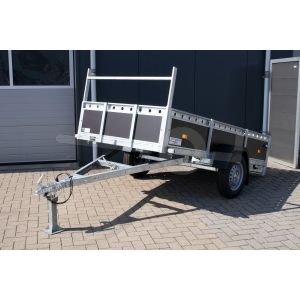 VDM aanhangwagen kantelbaar, Lxb 258x130cm. Bruto 750kg bruto (570kg netto). Laadvloerhoogte circa 54cm. Bruine betonplex borden, railing en voorrek. Banden 13". Enkelas ongeremd