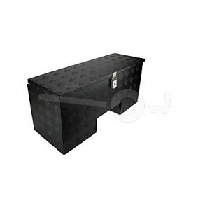 Zwarte aluminium materiaalkist, 900x340x410mm, voorzien een lang pianoscharnier en afgewerkt met een rubberen stootrand en slot.