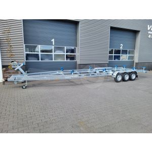 Vlemmix boottrailer, 1000x255cm (lxb), bruto 3500kg (netto 2700kg), tridem (3 assen van 1500kg) geremd.