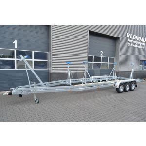 Zeilboottrailer Vlemmix, 780x220cm (lxb), bruto 3500kg (netto 2760kg), tridem (3 assen van 1800kg) geremd.