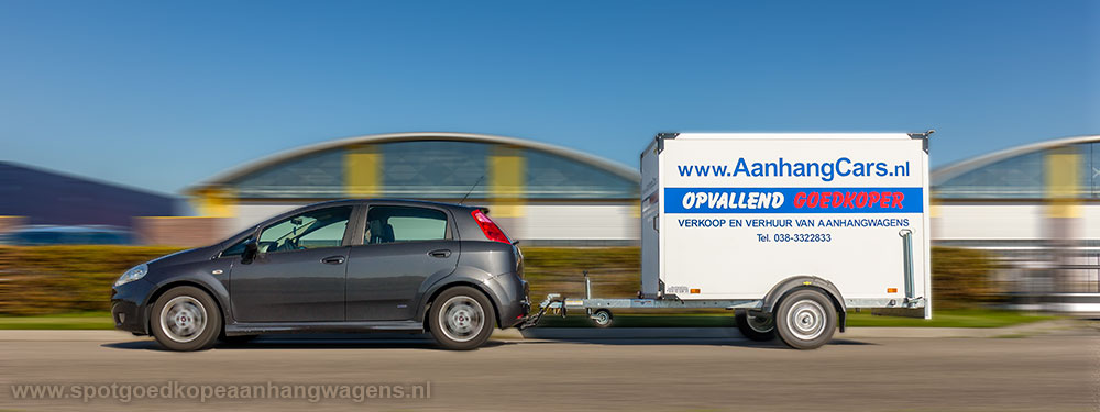 passerende auto met aanhangwagen