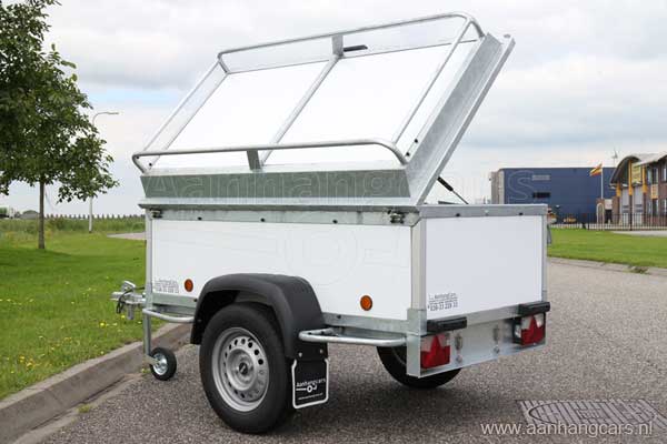 Witte betonplex bagagewagen met geopend deksel